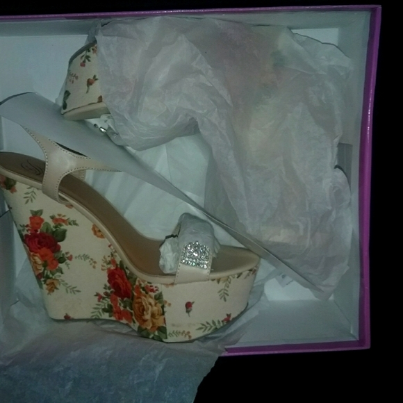 Rhinestone Floral Sandals - Picture 7 of 8